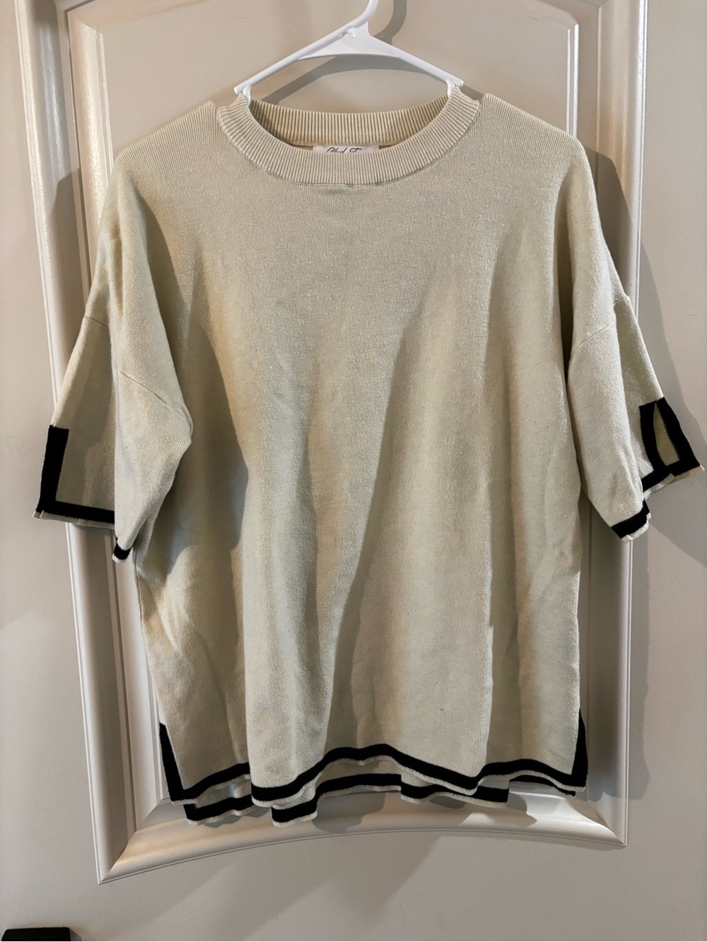 Cloud Ten Cream Short-Sleeve Knit Top with Black Trim Size Medium
